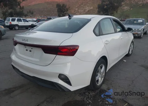 2022 Kia Forte Fe z USA, uszkodzony, nr VIN 3KPF24AD8NE447803